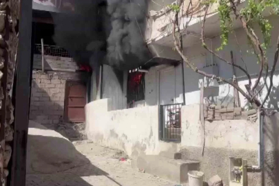 Diyarbakır’da ev alevlere teslim oldu
