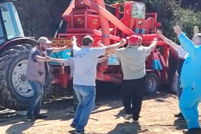 Fındık hasadını tamamlayan aile, harmanda oyun havasıyla stres attı
