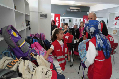 Kızılay Palandöken’den öğrencilere çanta ve kırtasiye desteği
