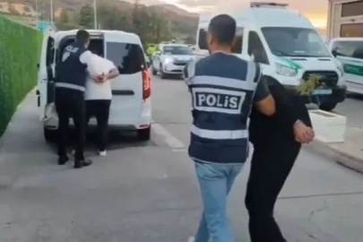 "Polis ve savcıyız" diyerek kandırdılar, altınlarla kaçarken yakalandılar
