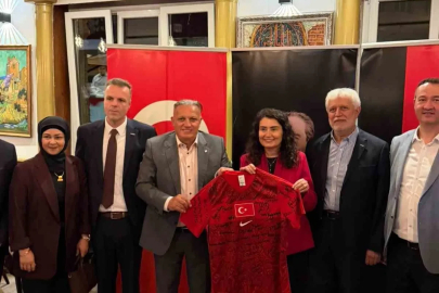ATFF Başkanı Ayhan Yıldız’dan Başkonsolos Kaçar’a veda hediyesi
