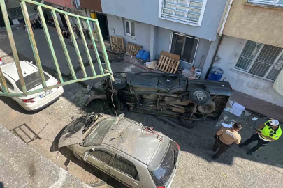 Pikap 5 metreden sokağa uçtu: 2 yaralı
