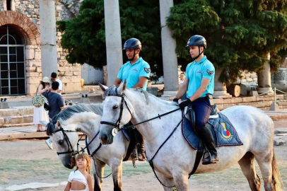 Atlı jandarma birlikleri sahillerde ve turistik bölgelerde görev başında
