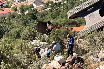 Antalya’da iş makinesi 60 metrelik uçuruma yuvarlandı operatör yaralı kurtuldu
