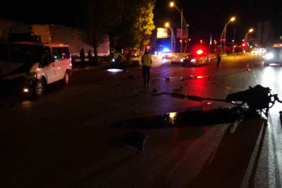 Ağaca çarpan minibüsün motoru yola fırladı: 2 yaralı
