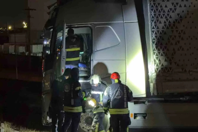 Yoldan çıkan tır bariyerleri aştı, sürücü kayıplara karıştı
