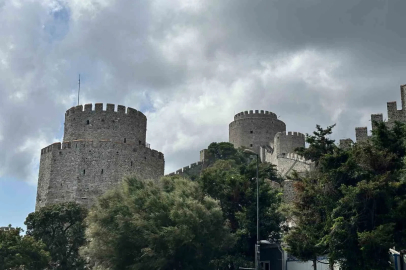 Rumeli Hisarı’ndaki bitmeyen restorasyona tepki: "90 günde yapıldı, 6,5 yıldır bitirilemiyor"
