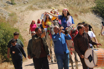 Erzincan’da asırlık gelenek atlı düğün alayıyla yaşatılıyor