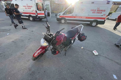 Motosikletlerin çarpıştığı kaza anı kamerada: 1’i ağır, 3 yaralı
