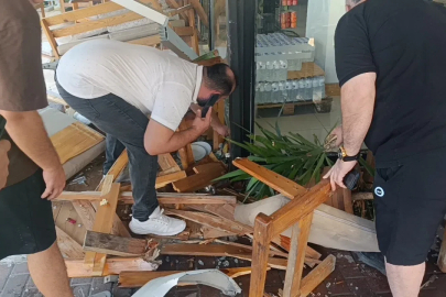 Minibüs kontrolden çıkıp kafeye daldı ölümden saniyelerle yaralı kurtuldu
