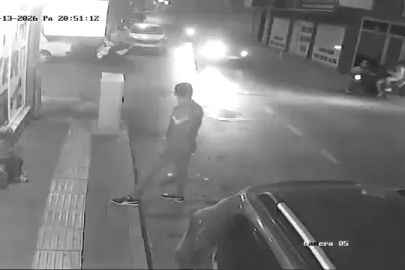 Otomobil ile motosiklet çarpıştı
