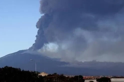 Etna Yanardağı'nın kül püskürtmesi nedeniyle Katanya Havalimanı uçuşlara kapatıldı