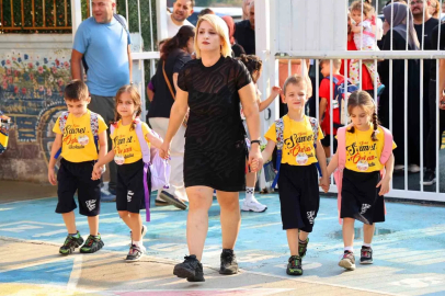 Adanalı dördüzlerin okul heyecanı
