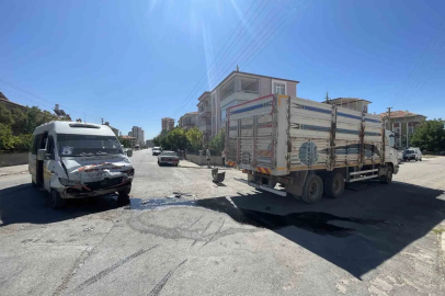 Karaman’da minibüs ile kamyon çarpıştı: 2 yaralı
