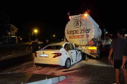 Akaryakıt tankerine ok gibi saplanan otomobil, tankerin yakıtının boşaltılmasıyla çıkartılabildi
