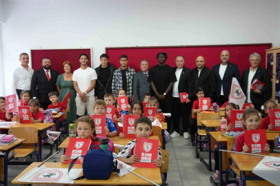 Samsunsporlu futbolculardan ilkokul çocuklarına defter hediyesi
