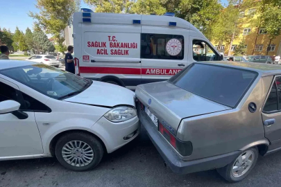 Otomobil park halindeki araçlara çarptı: 3 yaralı
