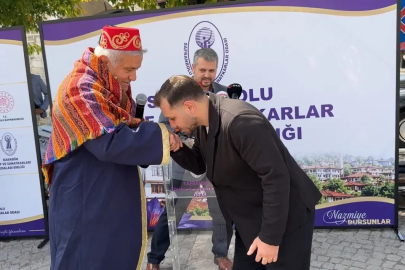 Yılın ahisi seçilen genç, kaftanı el öperek devraldı
