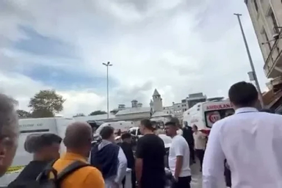 İstanbul Fatih ilçesi Sofçuhan İşhanı içinde bir döviz bürosunda çıkan silahlı kavgada 2 kişi hayatını kaybederken, 2 kişi yaralandı. Bir şüphelinin de yakalandığı öğrenildi. Olayla ilgili inceleme başlatıldı.
