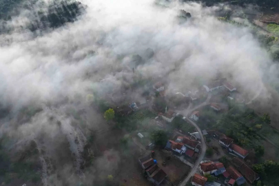 Kastamonu’da ilçe ve ormanların üzerini kaplayan sis bulutları görüntülendi
