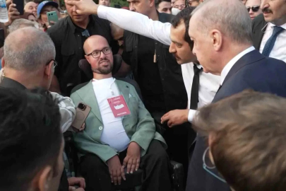 Cumhurbaşkanı Erdoğan’dan engelli gence duygulandıran jest: Otobüsü durdurup yanına gitti
