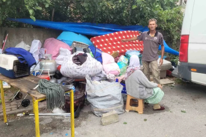 Ev sahibiyle anlaşamadıkları için eşyalarını otoparka taşıyan aile yeni eve yerleştirildi
