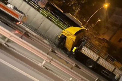 D-100’de tır duvara çarptı, sürücü yaralandı
