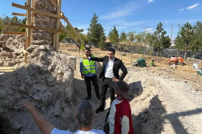 Kemah’ta Sultan Melik Türbesi’ndeki restorasyon çalışmaları incelendi