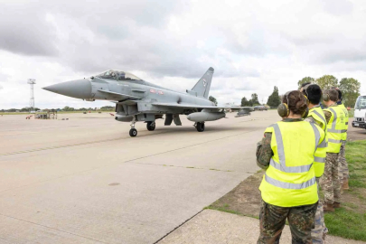 Eurofighter Typhoon tedarik projesi kapsamında İngiltere’de uçak bakım tesisleri incelendi
