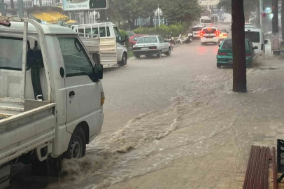 Antalya’da sağanak taşkınlara neden oldu
