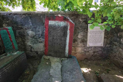 Halk arasında "Öksürük Baba" olarak biliniyor: Öksürüğü olan buraya koşuyor
