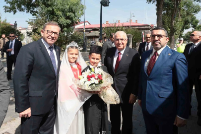 Bakan Güler, Kars Valiliğini ve Belediyesini ziyaret etti
