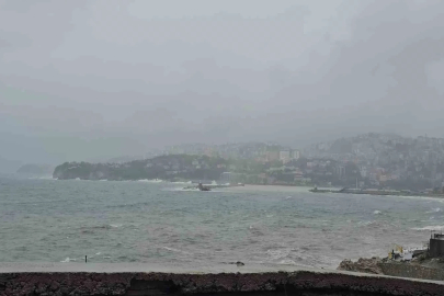 Zonguldak’ta sağanak ve fırtına: Liman sarıya büründü
