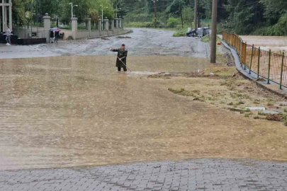 Zonguldak’ta sağanak sonrası dere taştı, sanayi sitesini su bastı
