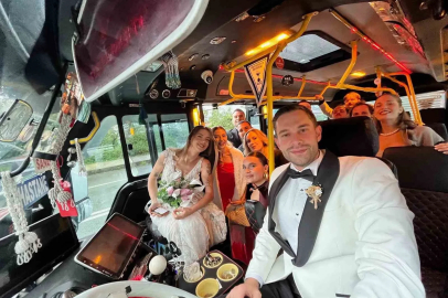 Rize’de gelin damat şehir içi minibüsle düğün salonuna gitti
