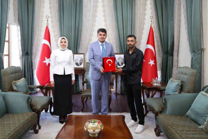 Türk bayrağını düzeltmek için direğe tırmanan gence Vali Kalaylı’dan teşekkür

