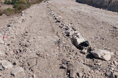 Kaya düşmeleri ve heyelan sonrası yeni yol yapılıyor

