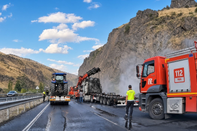Erzincan-Erzurum kara yolunda hayvan yemi yüklü tır yandı