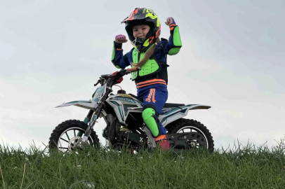 Minik İkra motosiklet ile tepeleri aşıyor, Zayn ile yarışmak istiyor
