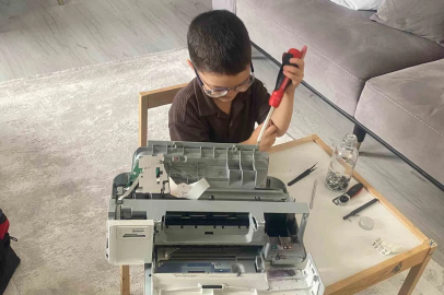 Yaşıtları oyuncaklarla oynarken 4 yaşındaki Eymen elektronik aletleri söküp inceliyor
