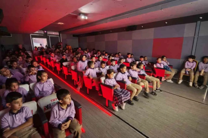 Ahlatlı çocuklar TRT sinema tırıyla sinema heyecanı yaşadı
