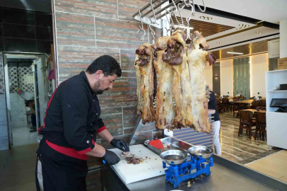 Muş’un yöresel lezzeti büryan, tandırda sofralara uzanıyor
