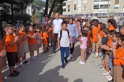Lösemiyi yenen Talha, iki yıl sonra okulu ve arkadaşlarıyla buluştu
