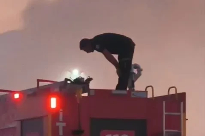 Yangına müdahalenin ardından, araç üzerinde namazını kıldı
