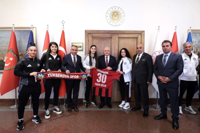 Yüksekova Spor Kadın Futbol Takımı’ndan Bakan Güler’e ziyaret
