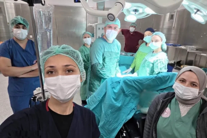 Karnındaki 13 santimetrelik kitle başarıyla çıkarıldı: Hasta sağlığına kavuştu
