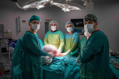 Karın ağrısı ve şişkinlikle başvurdu 15 kilogramlık kitle çıkarıldı
