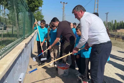 Minik eller ve yöneticiler kolları sıvadı, okulda tadilat yapıldı
