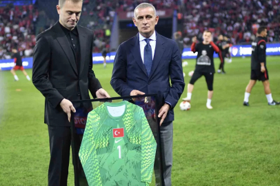 Milli takım kariyerini noktalayan kaleci Mert Günok’a veda
