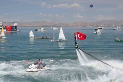 Van’da GölFest heyecanı: Türk bayrağıyla flyboard gösterisi nefes kesti
